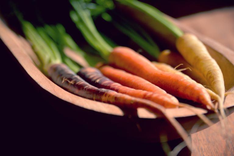 Zanahorias moradas, naranjas, amarillas y blancas.